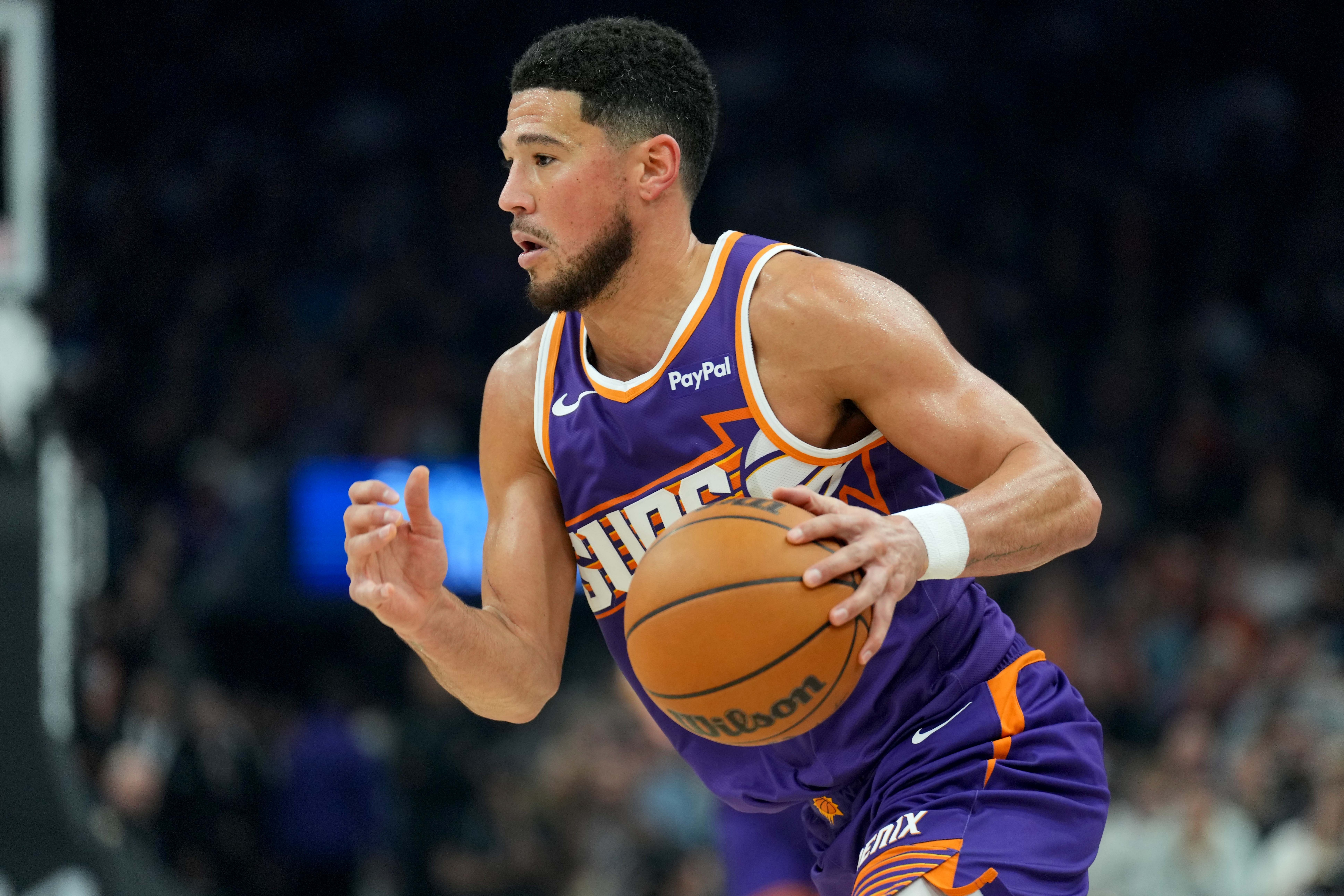 运动爱好者-稳定输出！布克半场9中5拿下12分2板3助