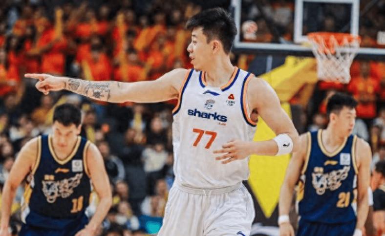 万搏体育-掀翻广东，登顶联赛第1！王哲林怒吼庆祝，张镇麟23+3立大功